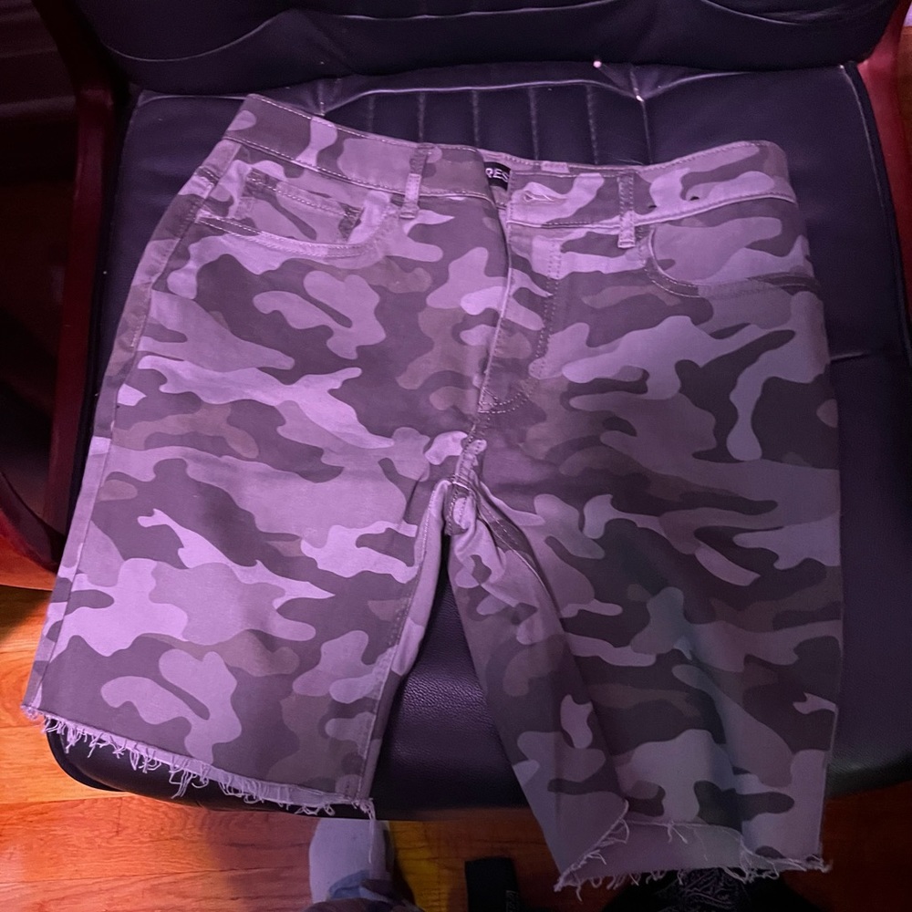 Express Bermuda mid-rise size 6 cut off camo shorts